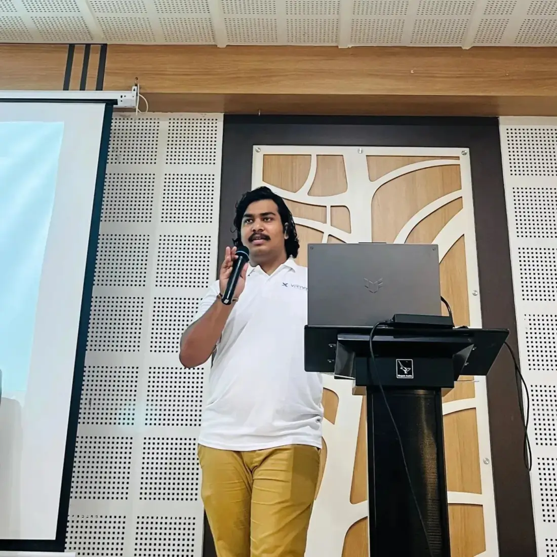 Venkatesh Kadali presenting at a student entrepreneurship workshop